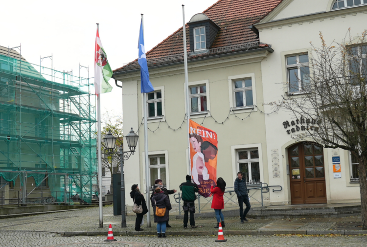 Mit dem Hissen der Fahne „Wir sagen Nein! Zu Gewalt gegen Frauen“ beteiligt sich die Stadt Spremberg am Internationalen Tag „NEIN zu Gewalt an Frauen“. (Bild: Konstanze Schirmer/Spremberg)