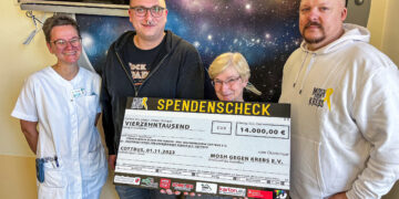 Foto (v.l.): Maren Lange (Teamleitung K1), Martin Schmidt (Mosh gegen Krebs), Dr. Elisabeth
Holfeld (Förderverein) & Christian Schroschk (Mosh gegen Krebs)