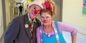 Hansgeorg Gantert und Ute von Koerber schlüpfen regelmäßig in die Rolle der CTK-Klinikclowns „Oki Doki“ und „Vitamine“. (Bild: M. Ender / CTK)
