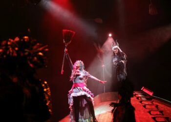 Neue Bühne Senftenberg lädt zur Märchenpremiere von „Die kleine Hexe“