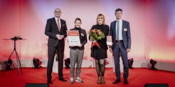 Der Geschäftsführende Präsident des OSV, Ludger Weskamp und Thomas Heinze, Vorstandsmitglied der Sparkasse Spree-Neiße, übergaben den Preis an Chief Financial Officer CFO, Dr. Nora Baum und Steffi Pawlik von der Sonocrete GmbH.