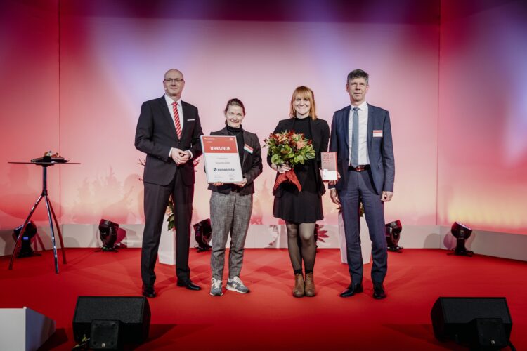 Der Geschäftsführende Präsident des OSV, Ludger Weskamp und Thomas Heinze, Vorstandsmitglied der Sparkasse Spree-Neiße, übergaben den Preis an Chief Financial Officer CFO, Dr. Nora Baum und Steffi Pawlik von der Sonocrete GmbH.