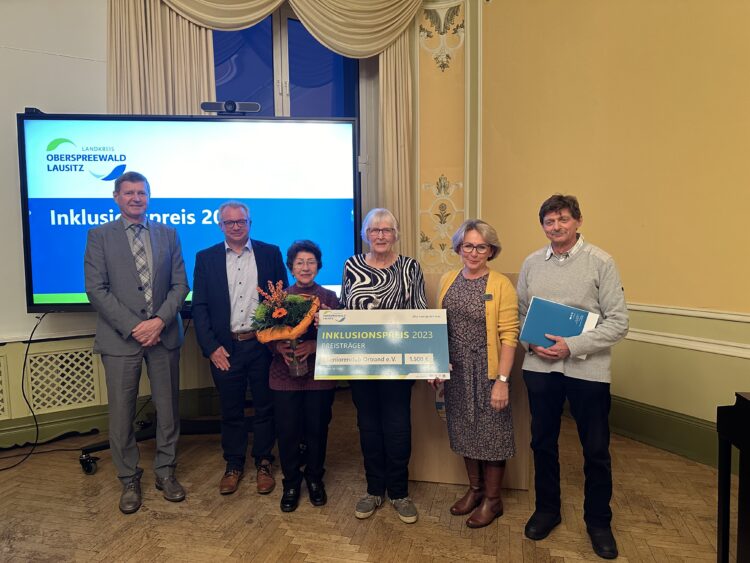 Der Inklusionspreis 2023 wurde dem Seniorenclub Ortrand e.V. mit dem Projekt „Senioren miteinander“ verliehen. (Bild: Landkreis OSL/Nora Bielitz)