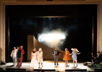 „Ich mach ein Lied aus Stille“: Staatstheater Cottbus lädt zur Premiere