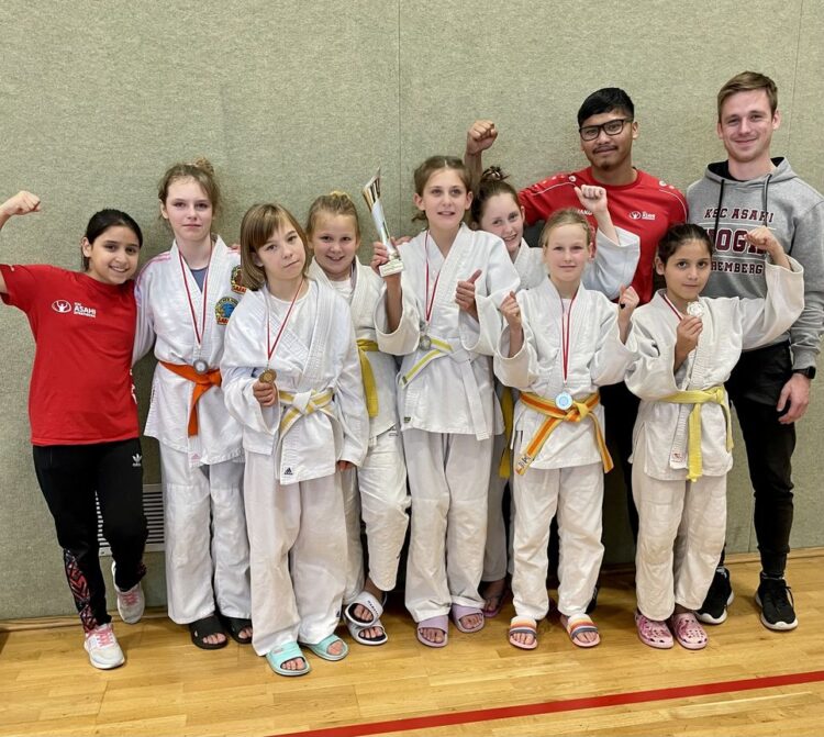Die erfolgreichen Mädchen der u12 mit Trainer Phumpanya Mazur und Eric Schulz (Bild: KSC ASAHI)