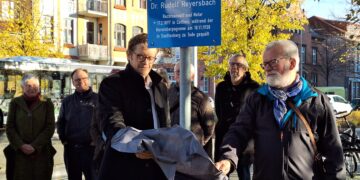 Gegen das Vergessen: Warum die Senftenberger Reyersbachstraße so heißt, wird jetzt auf einem Erinnerungsschild erklärt. (Bild: Andrea Budich)
