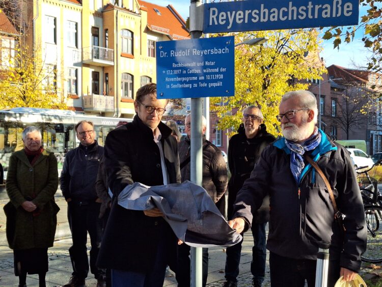 Gegen das Vergessen: Warum die Senftenberger Reyersbachstraße so heißt, wird jetzt auf einem Erinnerungsschild erklärt. (Bild: Andrea Budich)