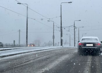 Unfälle auf winterlichen Straßen in Cottbus. Auto auf Dach gekippt