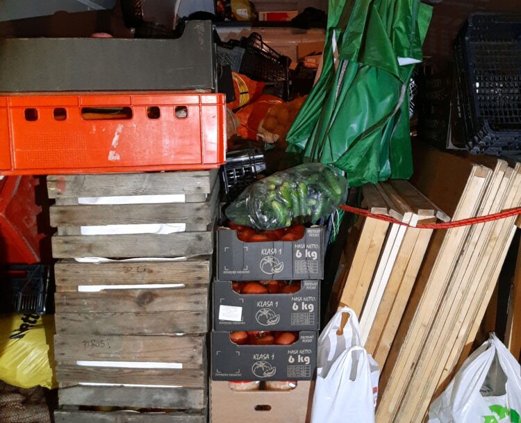Versteckt waren die Zigaretten unter Obst und Gemüse (Quelle: Hauptzollamt Frankfurt (Oder))