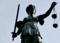 Justitia-Figur mit Waage und Schwert