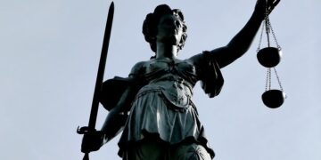 Justitia-Figur mit Waage und Schwert