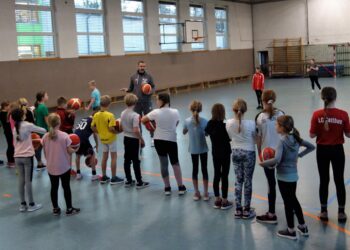 Brandenburgischer Basketballverband trainiert mit Burger Schülern