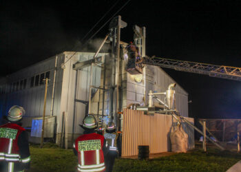 Stundenlanger Feuerwehreinsatz in Dissen: Rauch drang aus Getreidesilo