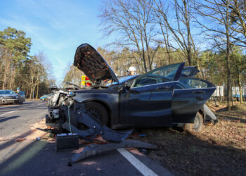 Zwei Verletzte bei Autounfall zwischen Kolkwitz und Gulben