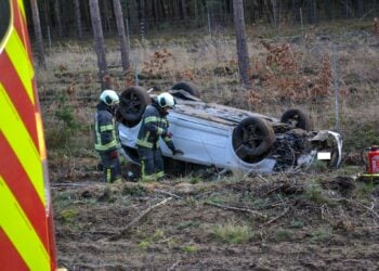 Schwerer Autounfall auf B97. Fahrerin ins CTK geflogen