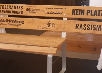 „Bank gegen Rassismus“ im Spremberger Gymnasium enthüllt