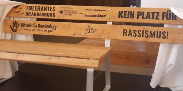 Ab sofort steht im Strittmatter-Gymnasium Spremberg/Grodk eine Bank mit der mehr als symbolischen Aufschrift „Kein Platz für Rassismus“ (Bild: Sebastian Kron / Stadtverwaltung Spremberg)