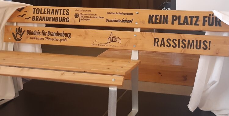 Ab sofort steht im Strittmatter-Gymnasium Spremberg/Grodk eine Bank mit der mehr als symbolischen Aufschrift „Kein Platz für Rassismus“ (Bild: Sebastian Kron / Stadtverwaltung Spremberg)