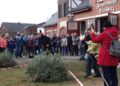 Cottbuser Oberbürgermeister Tobias Schick in Ströbitz beim Weihnachtsbaumwerfen 2023 (Bild: K. Möbes)