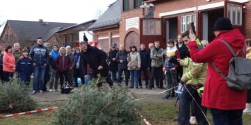 Cottbuser Oberbürgermeister Tobias Schick in Ströbitz beim Weihnachtsbaumwerfen 2023 (Bild: K. Möbes)