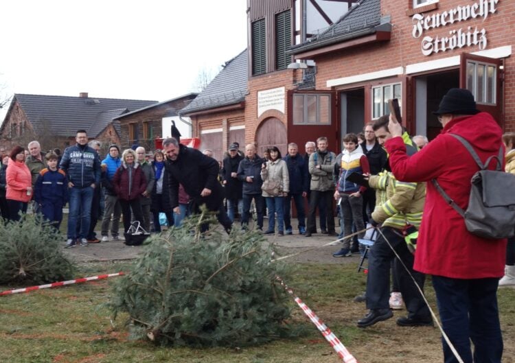 Cottbuser Oberbürgermeister Tobias Schick in Ströbitz beim Weihnachtsbaumwerfen 2023 (Bild: K. Möbes)