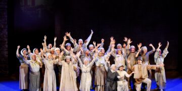 Der Extrachor in der Spielzeit 2015/16 im Einsatz in der Inszenierung von Verdis Oper „Don Carlos“ (Foto: Marlies Kross)