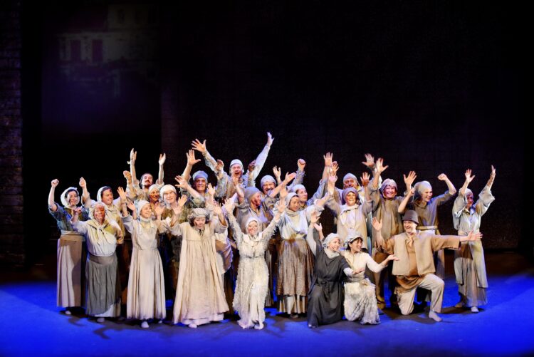 Der Extrachor in der Spielzeit 2015/16 im Einsatz in der Inszenierung von Verdis Oper „Don Carlos“ (Foto: Marlies Kross)