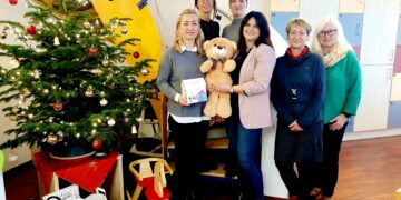 Die Leiterin des Ronald McDonald Hauses Sibylle Stahn und die Assistentin Doris Reitsch mit Mitarbeiterinnen des Landesbetriebes Straßenwesen am Tag der Spendenübergabe (v. r. n. l.)