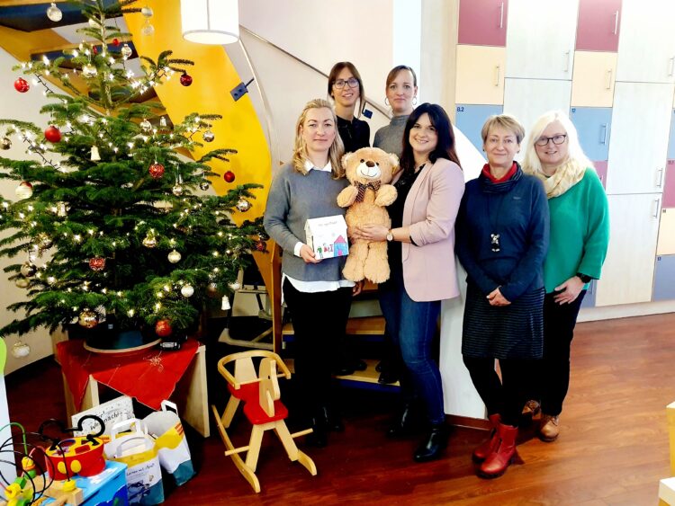 Die Leiterin des Ronald McDonald Hauses Sibylle Stahn und die Assistentin Doris Reitsch mit Mitarbeiterinnen des Landesbetriebes Straßenwesen am Tag der Spendenübergabe (v. r. n. l.)