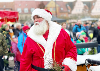 Weihnachtsmann besucht Lübbener Wochenmarkt