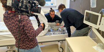 „Einfach genial“-Moderator Rico Drochner (M.) lässt sich vom TRS-Mitarbeiter Robert Holzschuh das Medizin-Radar erklären. (Bild: CTK)