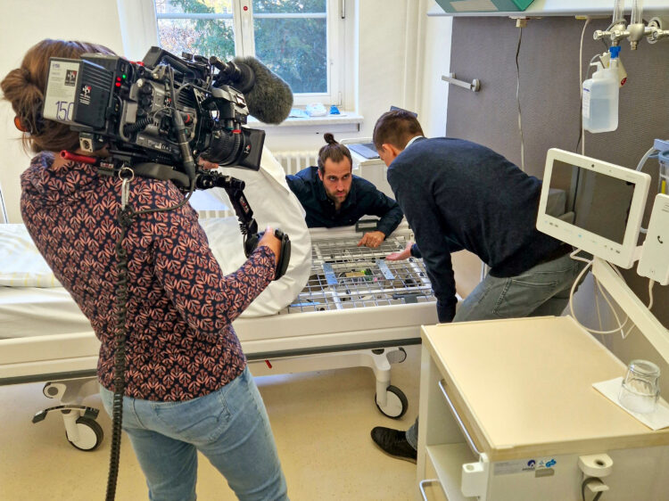 „Einfach genial“-Moderator Rico Drochner (M.) lässt sich vom TRS-Mitarbeiter Robert Holzschuh das Medizin-Radar erklären. (Bild: CTK)