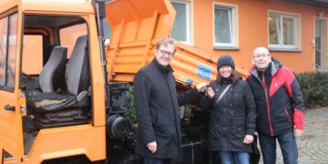 Vereinsförderung auf vier Rädern: Bürgermeister Andreas Pfeiffer (l.) übergibt die Fahrzeugschlüssel an Katja Beuthan vom  SFC 08 und Olaf Neumann vom SV Senftenberg. (Bild: Andrea Budich)