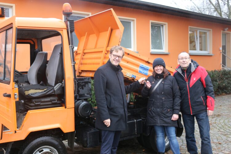 Vereinsförderung auf vier Rädern: Bürgermeister Andreas Pfeiffer (l.) übergibt die Fahrzeugschlüssel an Katja Beuthan vom  SFC 08 und Olaf Neumann vom SV Senftenberg. (Bild: Andrea Budich)