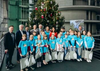Schüler aus Rückersdorf übergeben Weihnachtsbaum an den Bundestag
