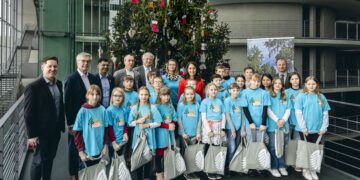 Die Schülerinnen und Schüler der Naturpark-Grundschule Rückersdorf übergeben einen Weihnachtsbaum an den Deutschen Bundestag (Quelle: Deutscher Bundestag / Xander Heinl)