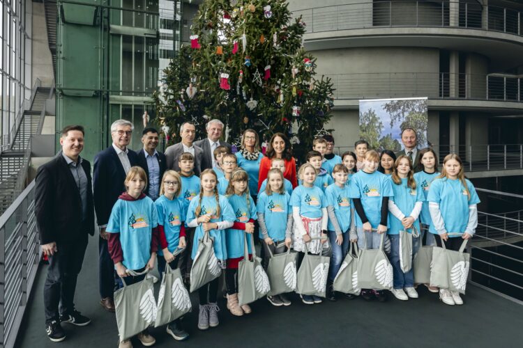 Die Schülerinnen und Schüler der Naturpark-Grundschule Rückersdorf übergeben einen Weihnachtsbaum an den Deutschen Bundestag (Quelle: Deutscher Bundestag / Xander Heinl)