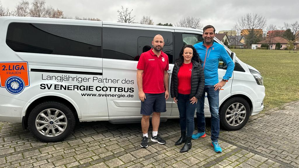SV Energie Cottbus erhielt einen neuen Vereinsbus vom Autohaus Frahnow, Teammanager Philpp Eisenträger, Geschäftsführerin Autohaus Frahnow Beatrix Otto und Verkaufsleiter Jens Brauer (vlnr)