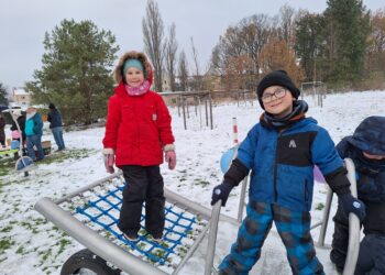45.000-Euro-Investition: Kinder stürmen neuen Spielplatz in Hosena