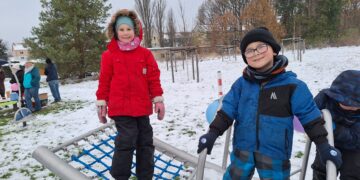 Wippen macht Spaß: darin sind sich Hayley (5) und Theodor (6) einig. Mit anderen Bienenschwarm-Kindern haben die beiden den neuen Spielplatz in der Hosenaer Mühlenstraße einem ultimativen Test unterzogen. (Bild: Andrea Budich)