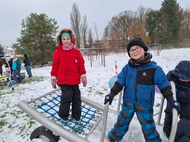 Wippen macht Spaß: darin sind sich Hayley (5) und Theodor (6) einig. Mit anderen Bienenschwarm-Kindern haben die beiden den neuen Spielplatz in der Hosenaer Mühlenstraße einem ultimativen Test unterzogen. (Bild: Andrea Budich)