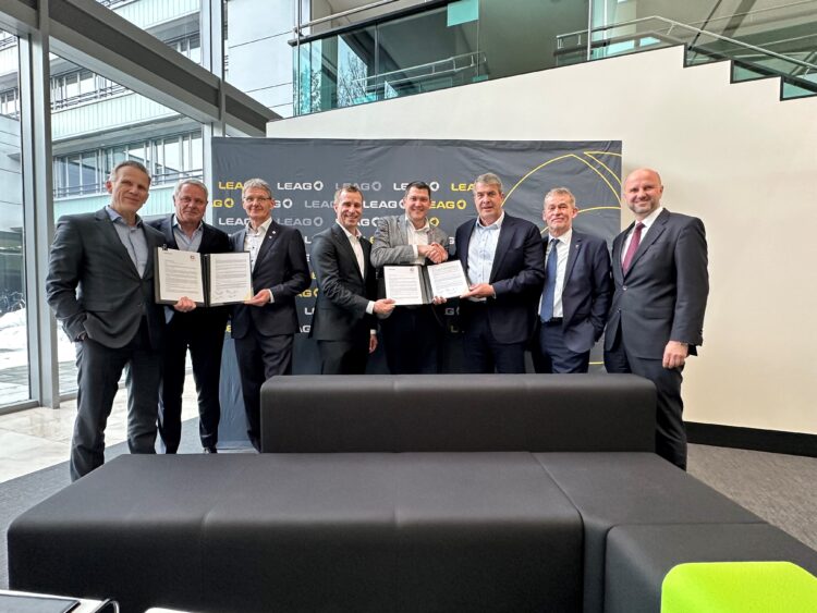 (v.l.n.r.): LEAG-CEO Thorsten Kramer, LEAG-Aufsichtsratsvorsitzender Andreas Lusch, Konzernbetriebsratsvorsitzender Uwe Teubner, Aufsichtsratsmitglieder Jan Špringl (EPH), Oliver Heinrich (IGBCE), Leif Timmermann (EPH), Konzernbetriebsratsvorsitzender Toralf Smith und LEAG-Personalvorstand Jörg Waniek.
