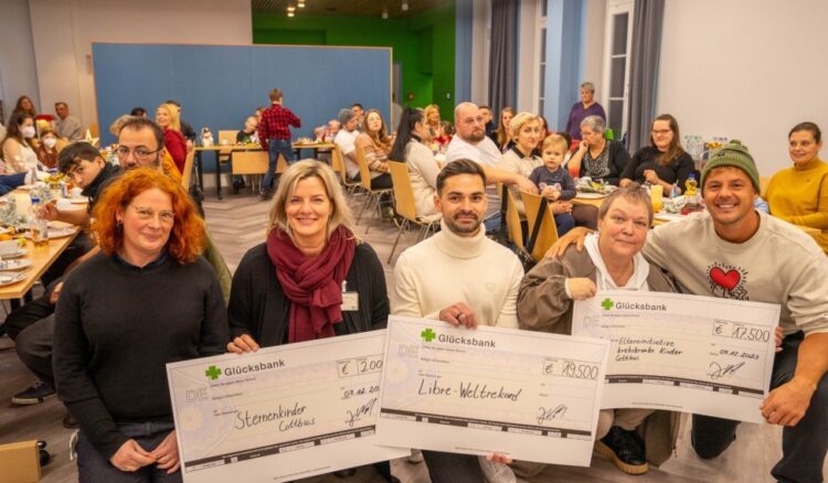 Foto (v.l.n.r.): Pfarrerin des Carl-Thiem-Klinikums Karen Martens, Diplom-Psychologin Gitta Sorge, Spender und Weltrekordhalter Julian Noel, die Vorsitzende der „Elterninitiative für krebskranke Kinder e.V. Cottbus“ Kathrin Koal und „Liebe kennt keine Liga“-Open Air Initiator Alexander Knappe.