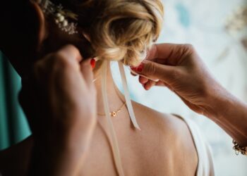 Zeitlose Frisuren neu interpretiert für festliche Ereignisse