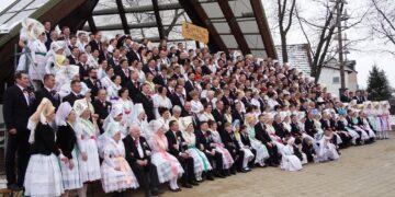 Bei der 130. Fastnacht im vergangenen Jahr in Burg (Spreewald)/Bórkowy (Błota) haben Jung und Alt gemeinsam den Winter ausgetrieben; rund 140 Paare sind auf dem Gruppenfoto an der Festbühne zu sehen. In diesem Jahr feiern Jugend und verheiratete Paare die Fastnacht wieder getrennt. (Foto: Archiv/K. Möbes)