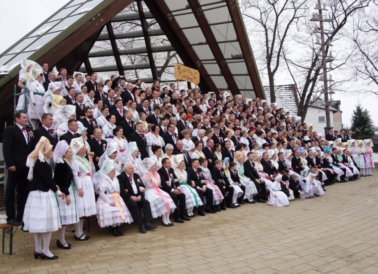 Bei der 130. Fastnacht im vergangenen Jahr in Burg (Spreewald)/Bórkowy (Błota) haben Jung und Alt gemeinsam den Winter ausgetrieben; rund 140 Paare sind auf dem Gruppenfoto an der Festbühne zu sehen. In diesem Jahr feiern Jugend und verheiratete Paare die Fastnacht wieder getrennt. (Foto: Archiv/K. Möbes)