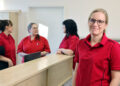 Dr. Ina Rössiger (vorn) freut sich ihre Patientinnen gemeinsam mit ihrem Team in den neuen Räumlichkeiten am Standort Schwarzheide mit gewohntem Angebot begrüßen zu können. (Bild: Sana Kliniken Niederlausitz | Steffen Rasche)