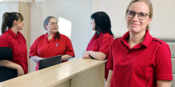 Dr. Ina Rössiger (vorn) freut sich ihre Patientinnen gemeinsam mit ihrem Team in den neuen Räumlichkeiten am Standort Schwarzheide mit gewohntem Angebot begrüßen zu können. (Bild: Sana Kliniken Niederlausitz | Steffen Rasche)