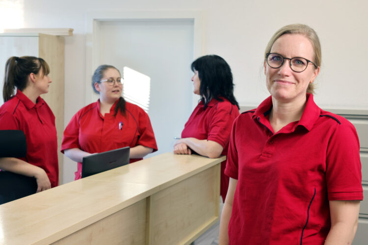 Dr. Ina Rössiger (vorn) freut sich ihre Patientinnen gemeinsam mit ihrem Team in den neuen Räumlichkeiten am Standort Schwarzheide mit gewohntem Angebot begrüßen zu können. (Bild: Sana Kliniken Niederlausitz | Steffen Rasche)