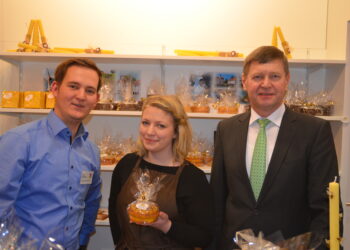 Wird auch in 2024 wieder am Landkreis-Gemeinschaftsstand dabei sein: Marie Läser vom Café Schauwerk aus Altdöbern. Hier bei der letzten OSL-Teilnahme an der Internationalen Grünen Woche im Jahr 2020, mit Jens Bergmann (Kreisverwaltung OSL) und OSL-Landrat Siegurd Heinze. Landkreis Oberspreewald-Lausitz / Werner